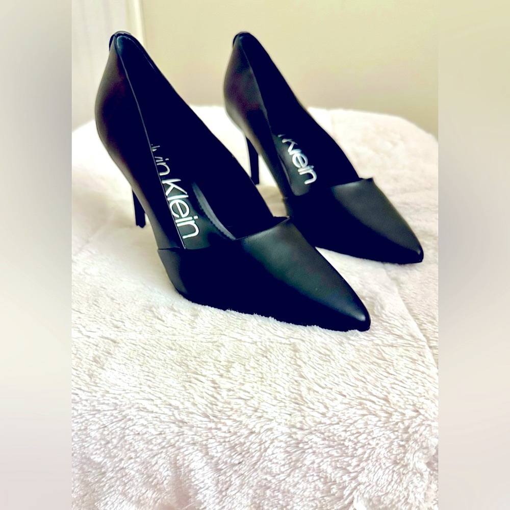Calvin Klein Black Leather Seleen Stiletto Pumps;
Women’s Size 10M
(MSRP $89)